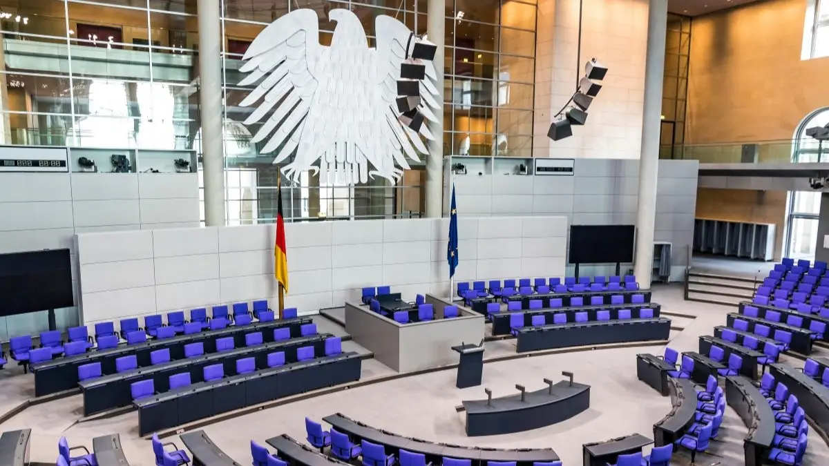 Plenarsaal des Deutschen Bundestags als Symbol fuer Notfallreform und Folgen fuer Arztpraxen