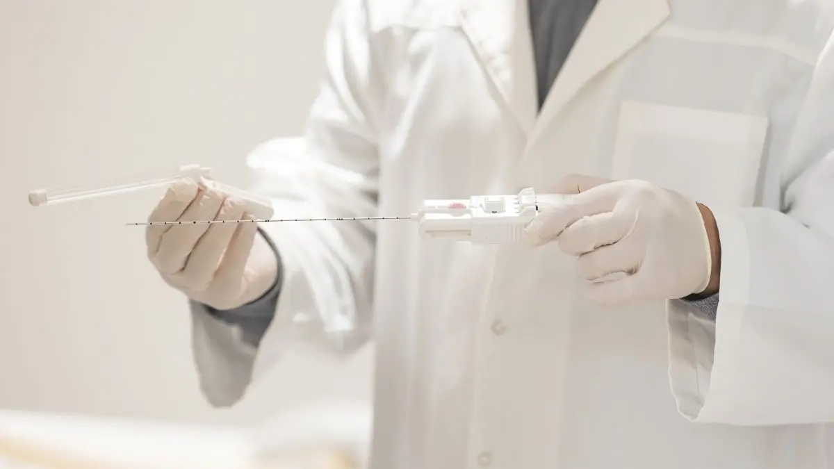 Urologe haelt eine Prostatabiopsie Nadel in der Hand als Symbol fuer die von der Rudolf Becker Stiftung mit 900000 Euro gefoerderte Prostatakarzinom Forschung