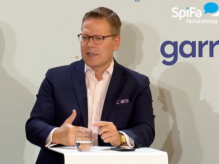 Trotz großer Expertise verlor Tino Sorge seinen Posten als Parlamentarischer Staatssekretär im Bundesgesundheitsministerium und ist nun nur noch einfacher CDU-Bundestagsabgeordneter. © Runkel