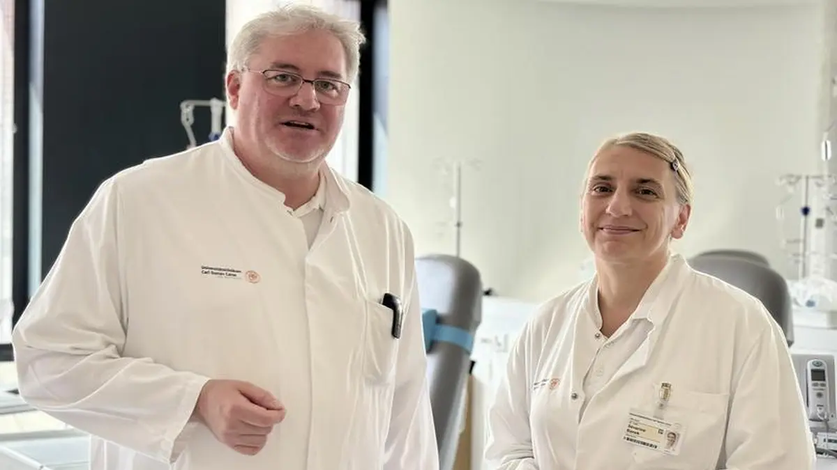 Zwei Aerztinnen und Aerzte im weissen Kittel stehen in einem Behandlungsraum und symbolisieren eine gemeinsame uro-onkologische Sprechstunde