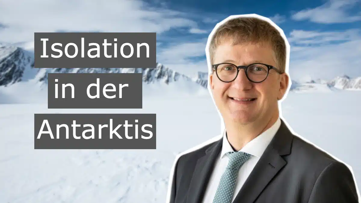 Prof. Dr. Sebastian Walther, Psychiater, vor antarktischer Eislandschaft – Isolation und psychische Gesundheit