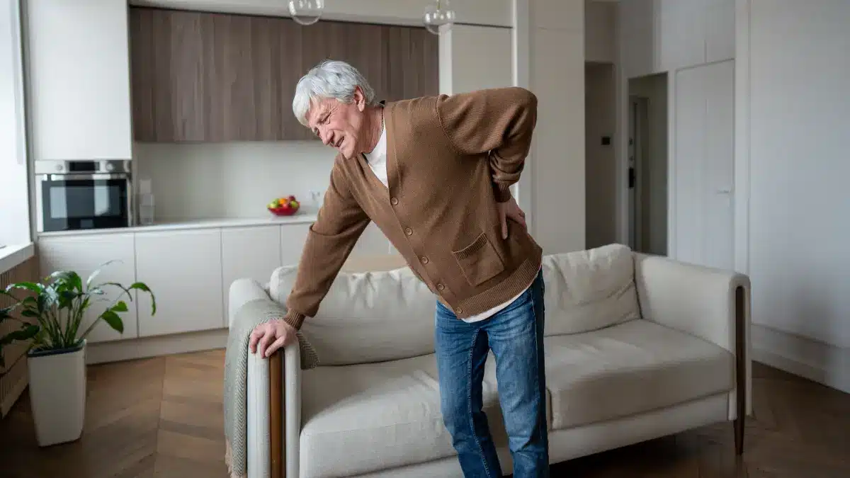Mann hält sich den Rücken