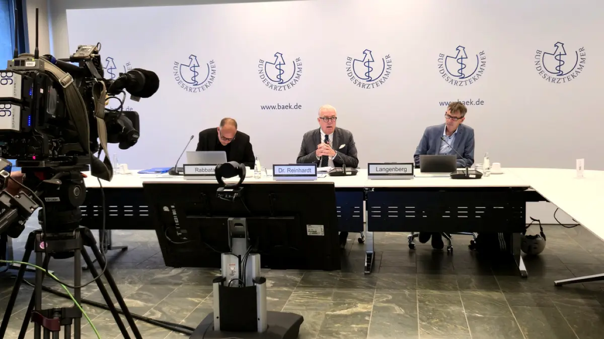 Vor zentralen Weichenstellungen sieht BÄK-Präsident Dr. Klaus Reinhardt die Bundesregierung. © BÄK