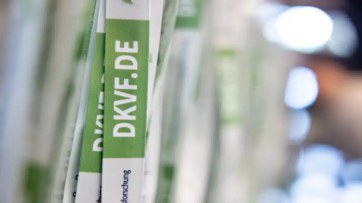 Gruenes Konferenz-Lanyard mit der Aufschrift DKVF.DE in Nahaufnahme, Symbolbild fuer den Deutschen Kongress fuer Versorgungsforschung