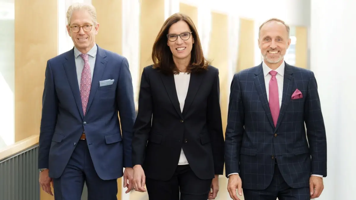 Die KBV-Vorstandsmitglieder Dr. Andreas Gassen (v.l.), Dr. Sibylle Steiner und Dr. Stephan Hofmeister warnten vor einer Zäsur im Gesundheitssystem, falls sich an gesetzlichen Regelungen bzw. Planungen nichts Gravierendes ändere. © axentis.de/Georg J. Lopata