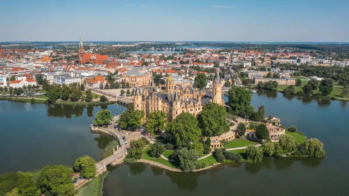 Luftaufnahme von Schwerin mit Schlossinsel und Altstadt als Symbolbild fuer den neuen Landesbeirat Onkologie in Mecklenburg-Vorpommern
