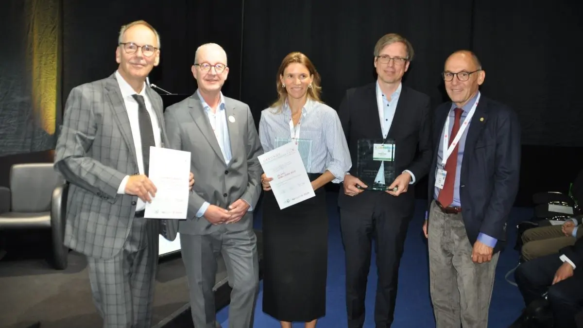 Frank Denker (v.l., Takeda Pharma), Dr. Axel Belusa (BvDU) und Prof. Max Burger, r., DGU) zeichneten Dr. Maria-Noemi Welte (Mitte) aus der Praxis UroGate Alte Oper Frankfurt sowie Prof. Tilman Todenhöfer (4.v.l.) aus der Studienpraxis Urologie in Nürtingen mit dem Alexander-von-Lichtenberg-Preis aus. © Runkel