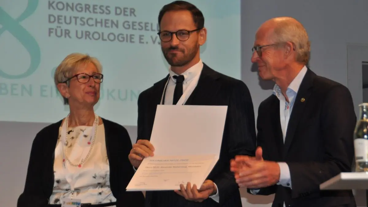 Der Nitze-Preisträger PD Dr. Alexander Rathenborg (Mitte) zusammen mit DGU-Präsidentin Prof. Susanne Krege und dem Laudator Prof. Bernd Wullich. © Runkel