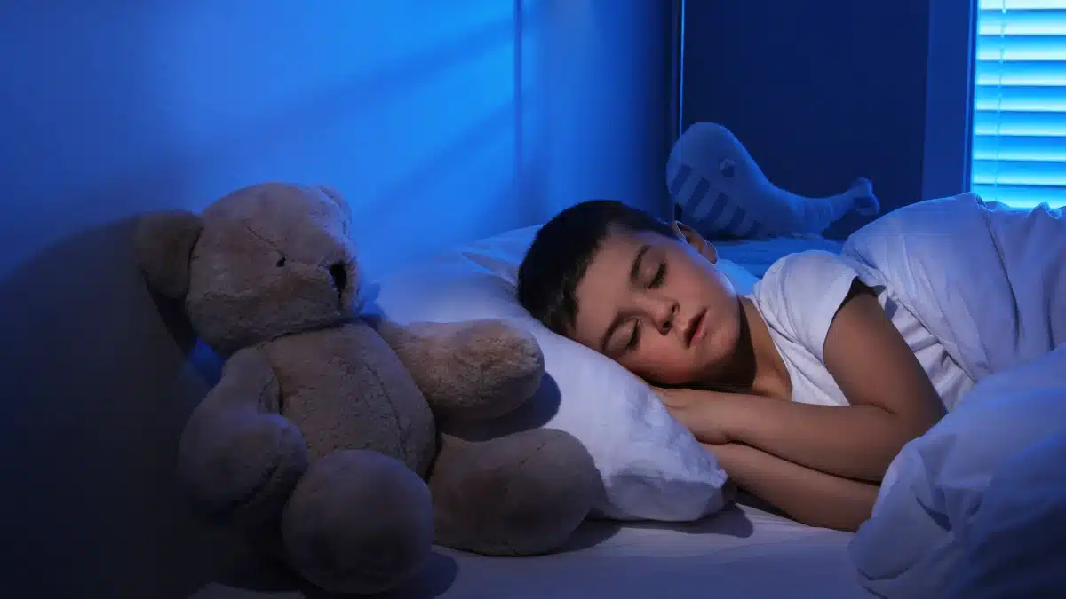 Schlafender Junge mit Teddybär