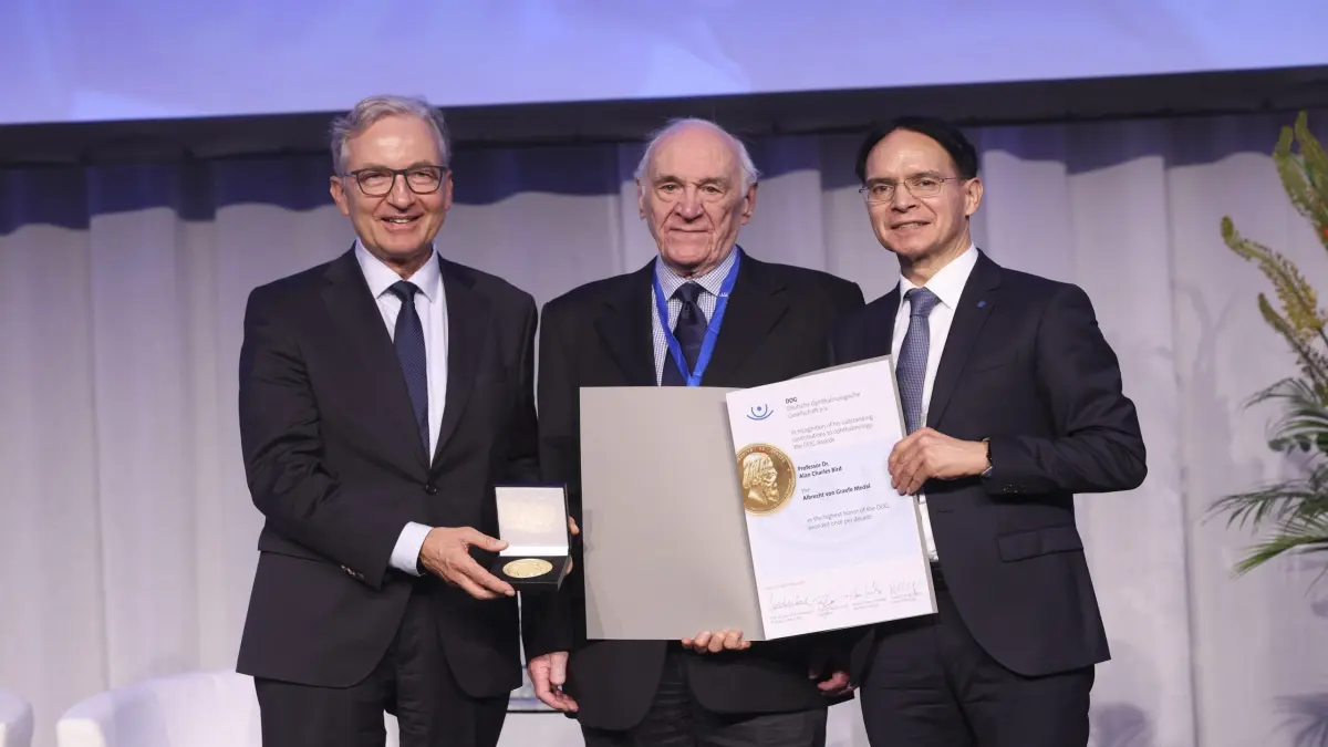 Die Albrecht-von-Graefe-Medaille ist die höchste Auszeichnung, die die DOG vergibt und wird laut Statuten alle zehn Jahre „demjenigen zuerkannt, der sich unter den Zeitgenossen – ohne Unterschied der Nationalität – die größten Verdienste um die Förderung der Ophthalmologie erworben hat.“ Die Auswahl erfolgte in einem mehrstufigen Verfahren und wurde durch die DOG-Mitgliederversammlung bestätigt. Albrecht von Graefe entwickelte 1857 eine neue Operationsmethode bei Grünem Star. Erster Träger der Albrecht-von-Graefe-Medaille war 1886 Hermann von Helmholtz, der den Augenspiegel zur Untersuchung des Augeninneren erfand. In 2016 wurde die Albrecht-von-Graefe-Medaille zuletzt an Professor Dr. med. Dr. h.c. mult. Eberhart Zrenner für seine Forschungsarbeiten zur Netzhautfunktion sowie für die Entwicklung des elektronischen Retina-Implantats verliehen, das blinden Menschen mit Retinitis pigmentosa ein orientierendes Schwarz-Weiß-Sehen ermöglicht.