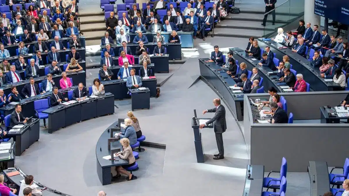 Mit dem Gesetz zur Reform der Notfallversorgung wurden am Donnerstag auch diverse Änderungsanträge zur GKV-Sparreform beschlossen. Die wichtigsten sind die Anträge zur Terminmeldepflicht und zum Aus der Hybrid-DRG. © DBF/Marc-Steffen Unger