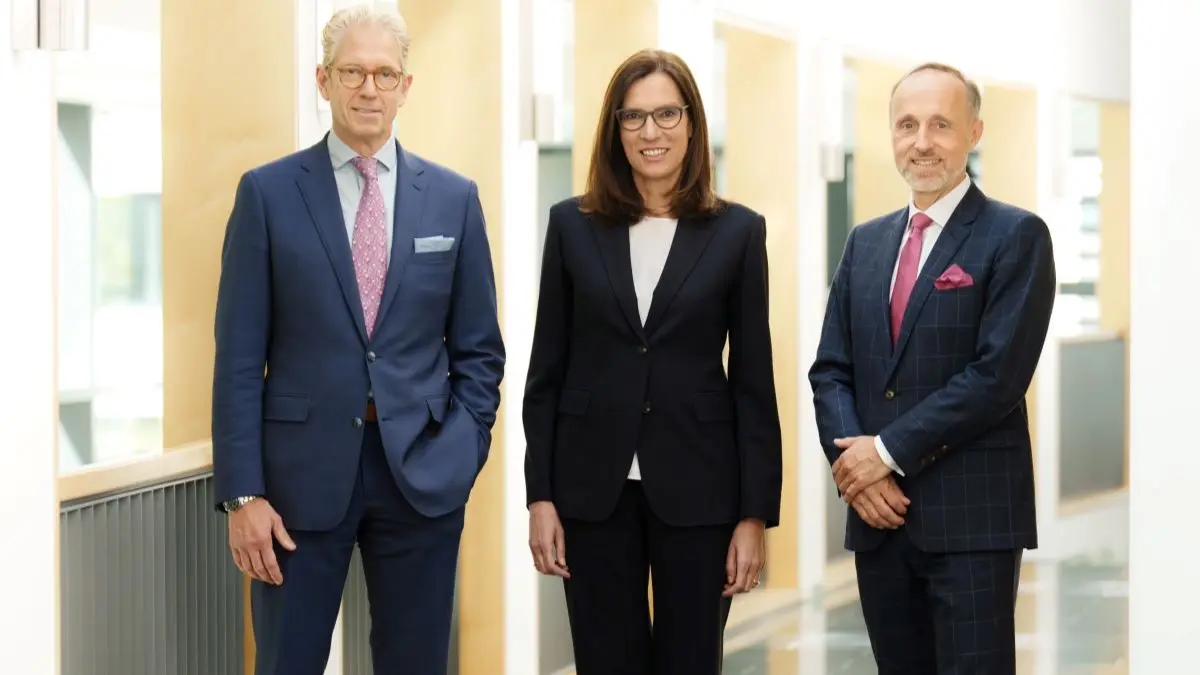 Die KBV-Vorstände Dr. Andreas Gassen, Dr. Sibylle Steiner und Dr. Stephan Hofmeister kritisieren, dass die „Bereinigungsfrage“ extrabudgetärer Honorare noch immer nicht vollständig gelöst sei. © axentis.de/Georg J. Lopata