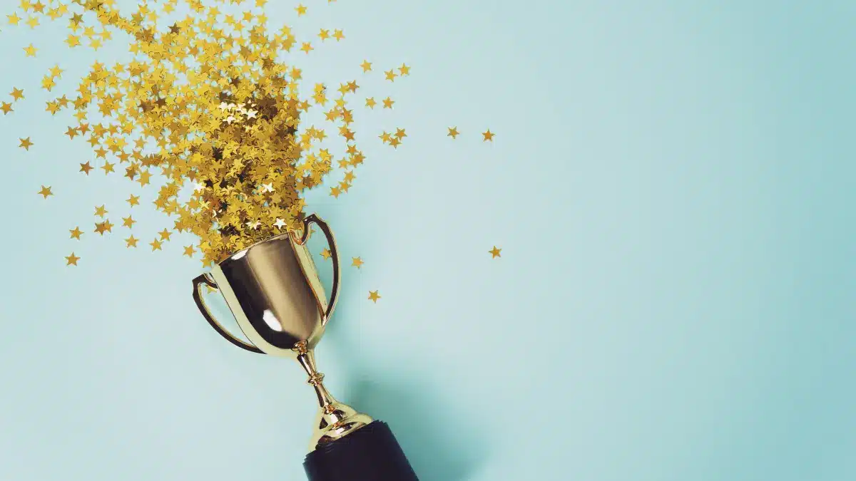 Siegerpokal mit Konfetti