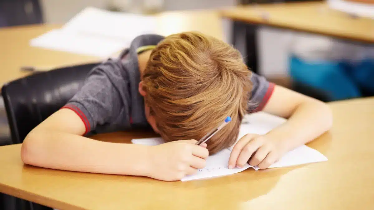 Müder Junge schläft in der Schule
